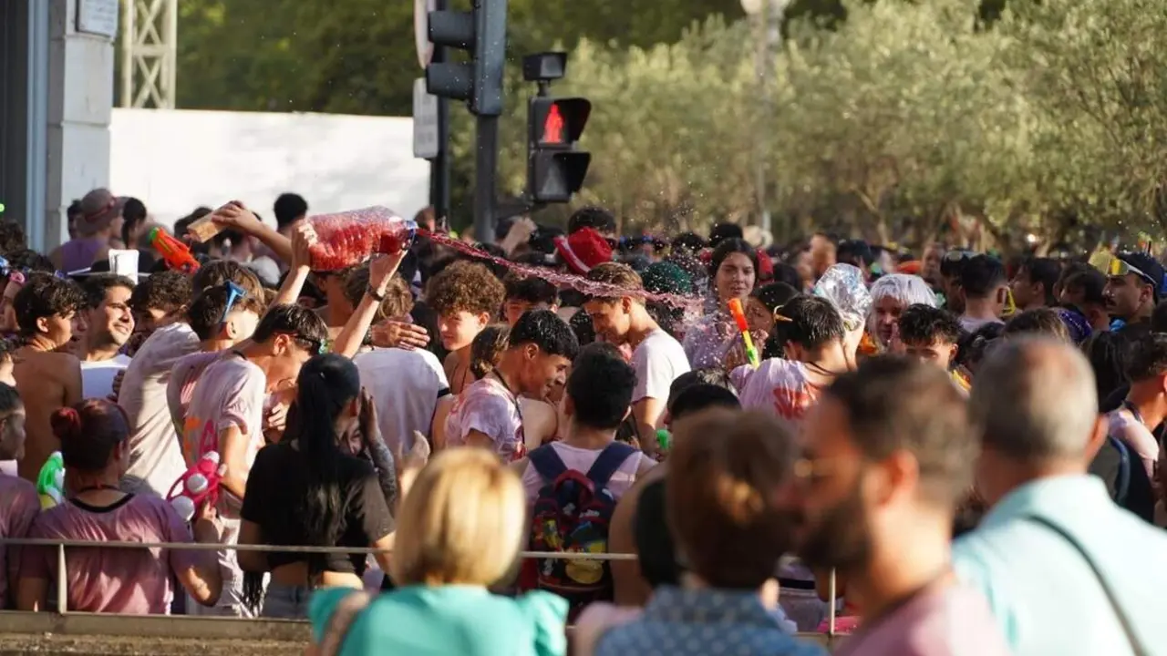 Desfile penas jovenes inicio Fiestas Virgen San Lorenzo 2025 Valladolid Plaza Zorrilla