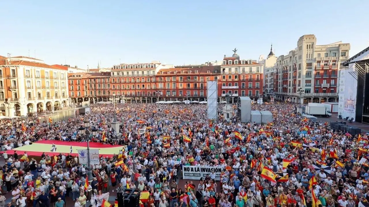 Concentracion apoyo Ceuta Plaza Mayor Valladolid banderas acto