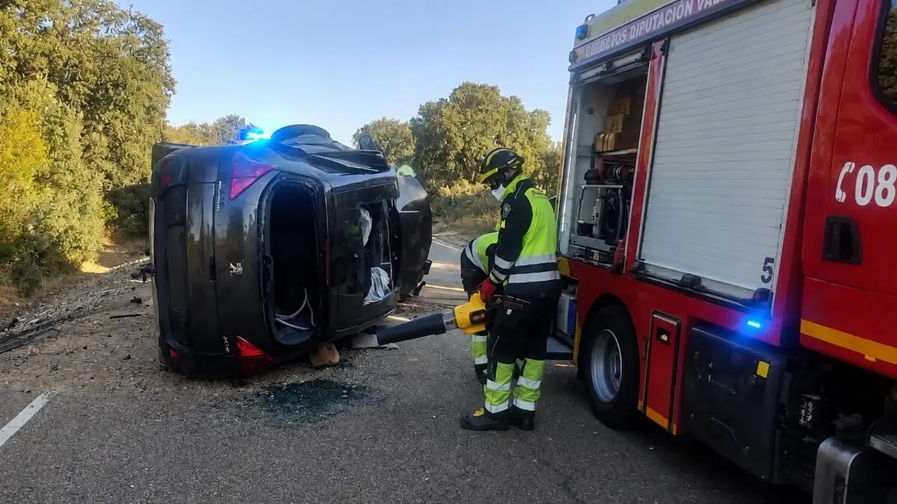 Vuelco turismo mujer atrapada rescate Bomberos VA-912 Mucientes