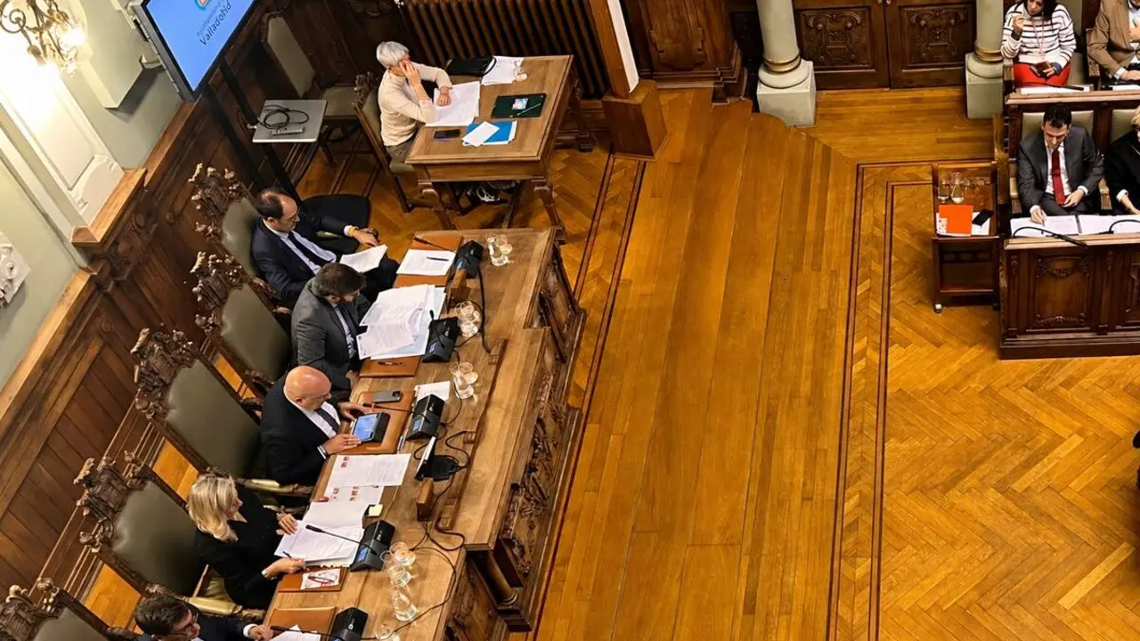 Sesion Pleno municipal Ayuntamiento Valladolid alcalde Jesus Julio Carnero y bancada oposicion