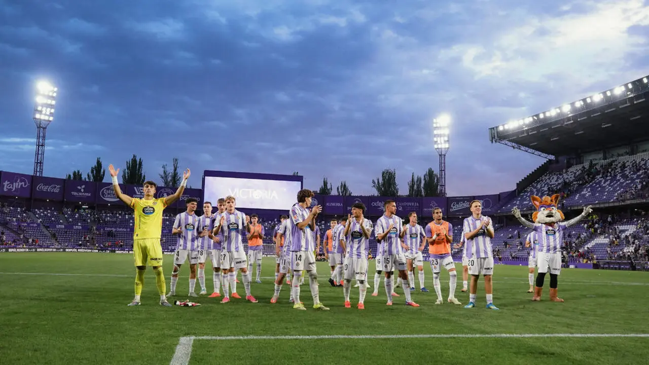 Celebracion jugadores y aficion victoria Real Valladolid vs Andorra partido Zorrilla