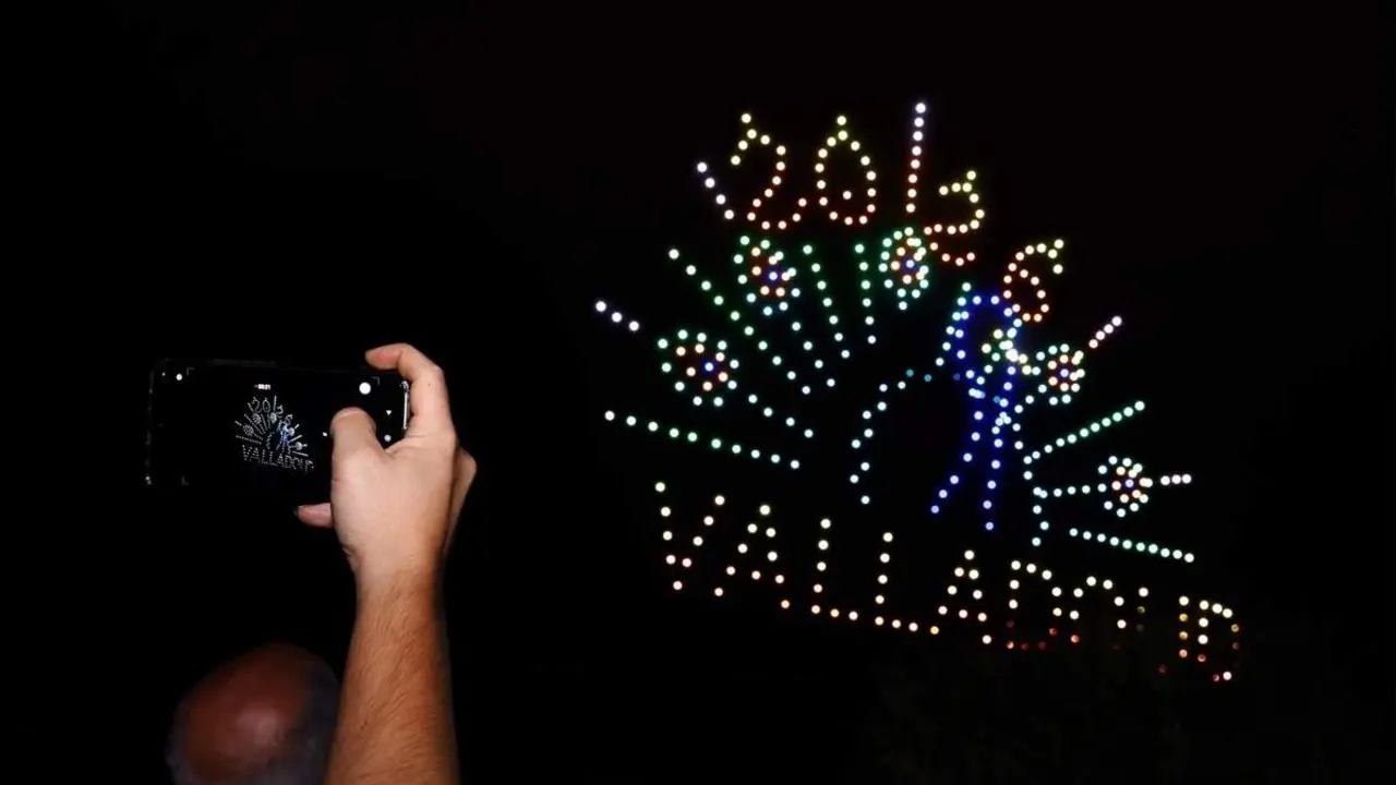 Espectaculo 400 drones cielo noche Fiestas Virgen de San Lorenzo Valladolid 2026