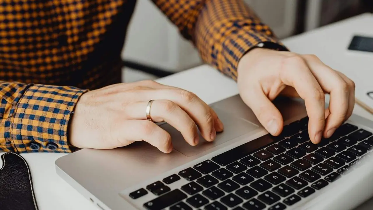 Hombre ordenador portatil teletrabajo ofertas empleo Valladolid