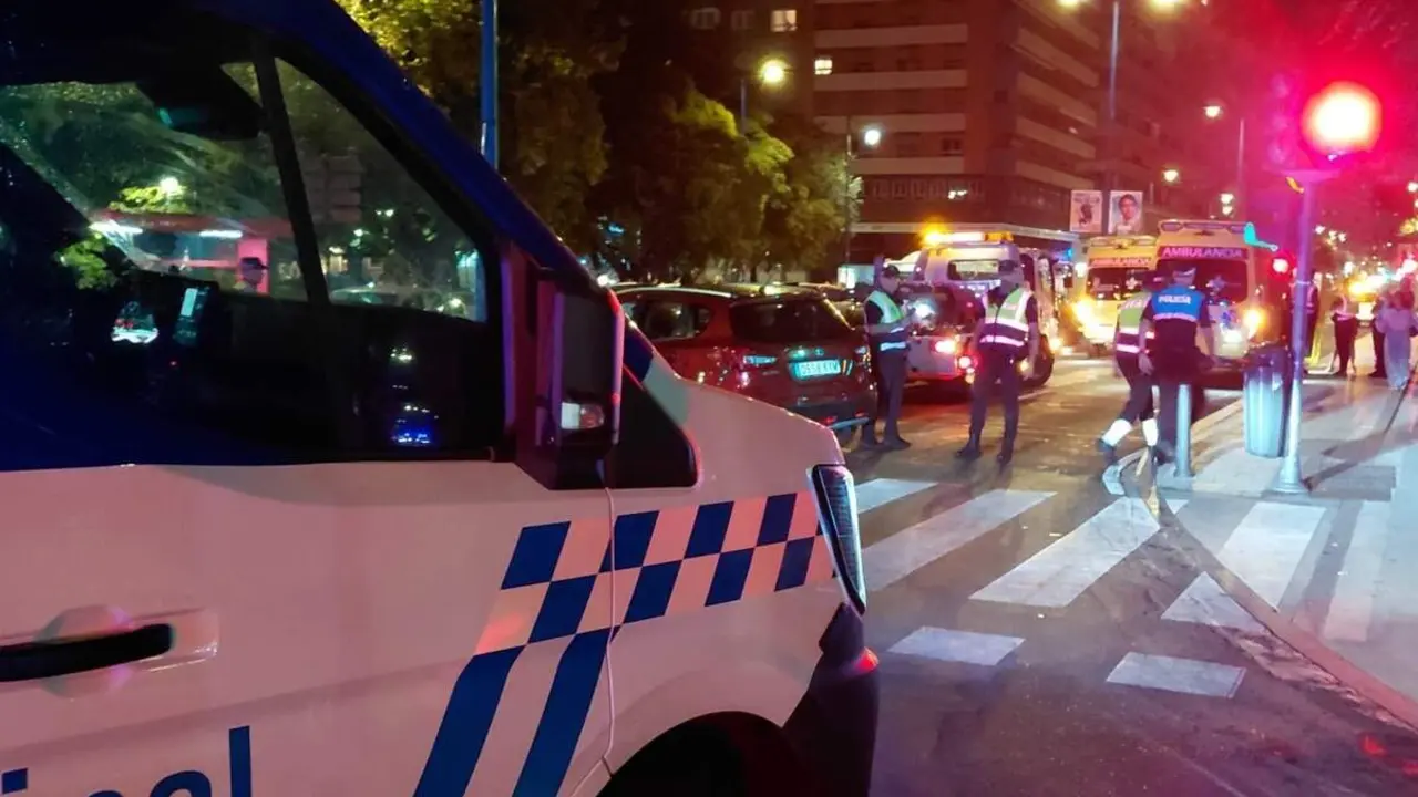 Colision turismo contra farola heridos dos adultos y dos menores Paseo Isabel la Catolica sucesos Valladolid