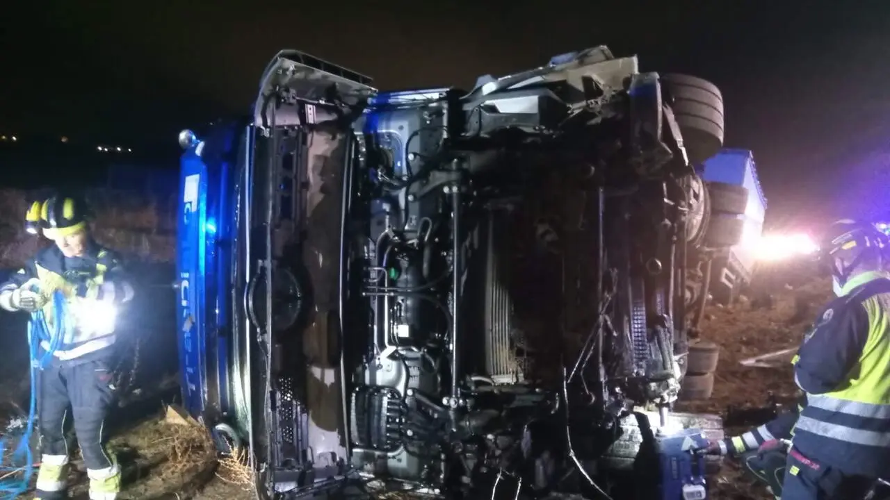 Accidente camion volcado A-6 Medina del Campo conductor atrapado intervencion Bomberos