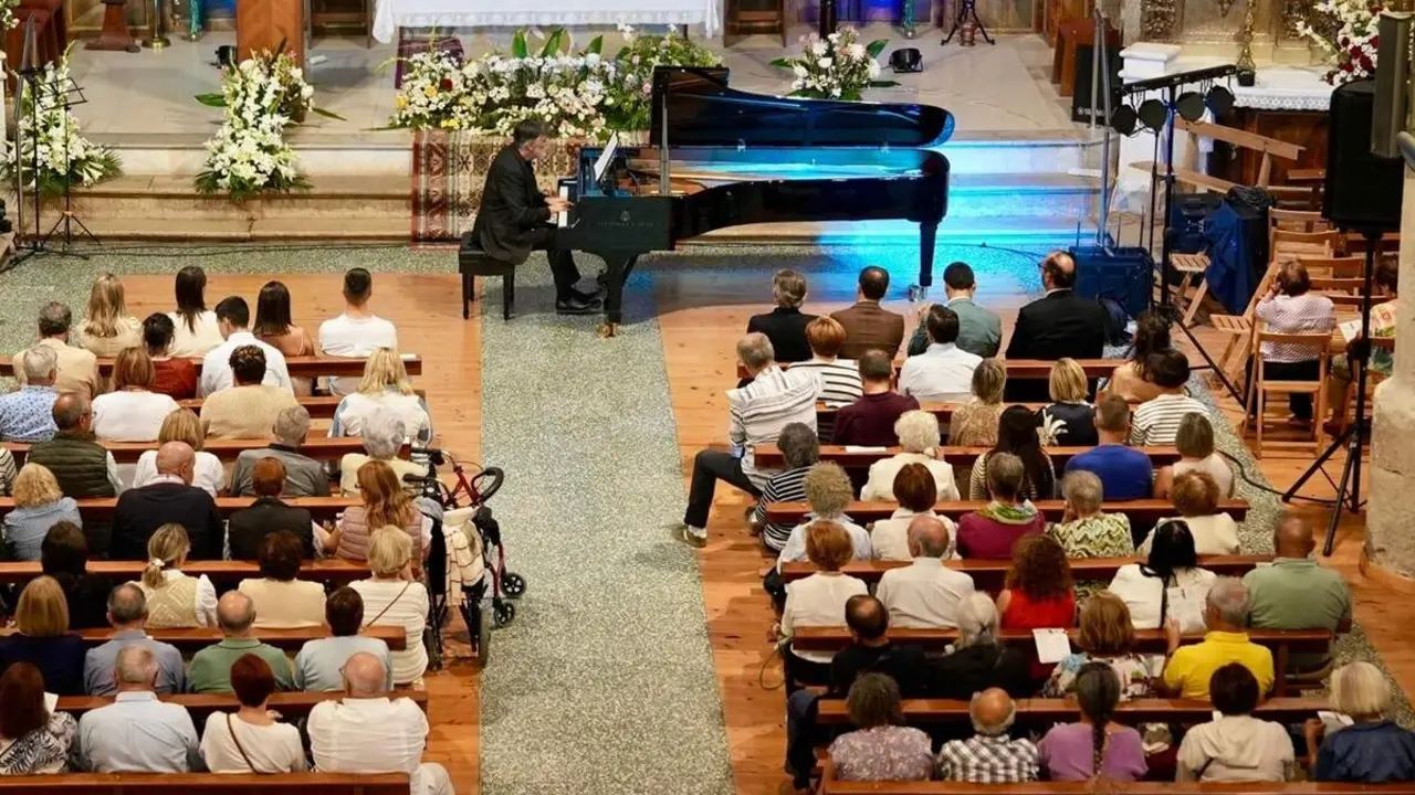 Actuacion Diego Fernandez Magdaleno pianista primer Festival Musica Clasica Milla Oro Vino provincia