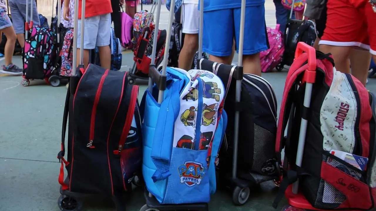 Escolares mochilas entrada colegio Castilla y Leon Educacion