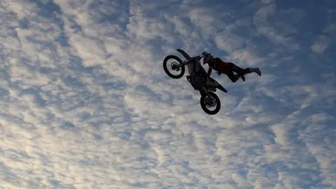 Llegada de Pingüinos y exhibición de Freestyle MX de Mojados (13/16)