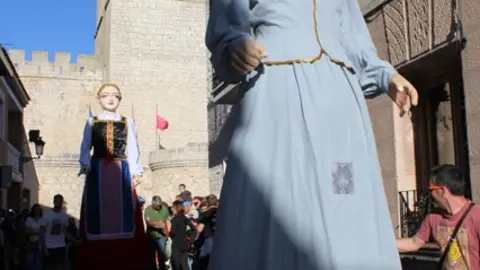 Desfile de Gigantes y Cabezudos en Portillo (11/15) | Valladolid Plural