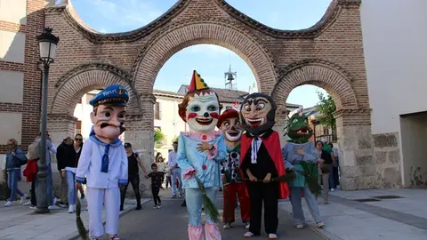 Desfile de Gigantes y Cabezudos en Portillo (01/15) | Valladolid Plural