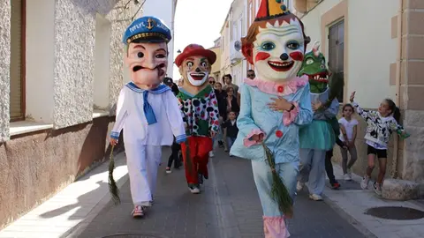Desfile de Gigantes y Cabezudos en Portillo (02/15) | Valladolid Plural