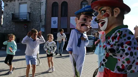 Desfile de Gigantes y Cabezudos en Portillo (05/15) | Valladolid Plural