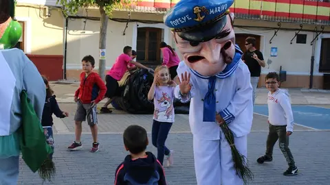 Desfile de Gigantes y Cabezudos en Portillo (14/15) | Valladolid Plural