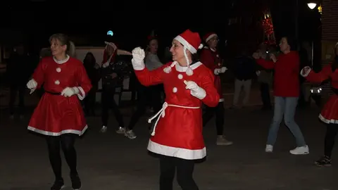 Encendido de la iluminación de Navidad y chocolatada en Fuensaldaña (03/16) | Valladolid Plural