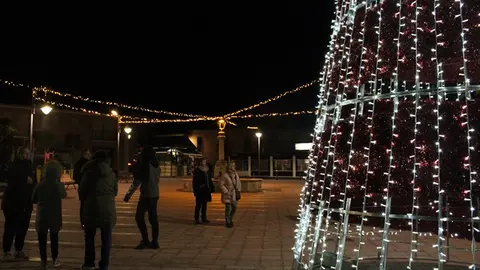 Encendido de la iluminación de Navidad y chocolatada en Fuensaldaña (07/16) | Valladolid Plural