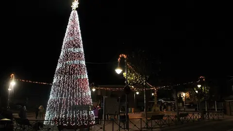 Encendido de la iluminación de Navidad y chocolatada en Fuensaldaña (08/16) | Valladolid Plural