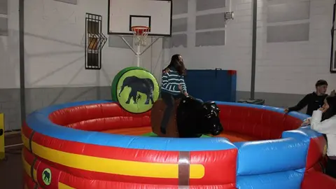 Presentación de clubes deportivos y Fiesta de bienvenida a la Navidad (10/15) | Valladolid Plural