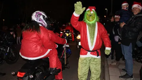Cabalgata motera de Papá Noel y photocall navideño en Santovenia de Pisuerga 2024 (04/17)