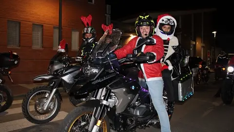 Cabalgata motera de Papá Noel y photocall navideño en Santovenia de Pisuerga 2024 (06/17)