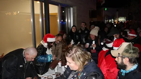 Cabalgata motera de Papá Noel y photocall navideño en Santovenia de Pisuerga 2024 (14/17)