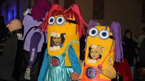 Desfile y concurso de disfraces de Carnaval en Santovenia de Pisuerga (07/17) | Valladolid Plural