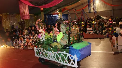 Desfile y concurso de disfraces de Carnaval en Santovenia de Pisuerga (10/17) | Valladolid Plural
