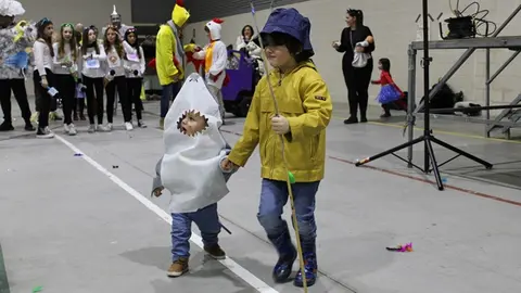 Batucada y concurso de disfraces de Carnaval en Fuensaldaña (07/16) | Valladolid Plural