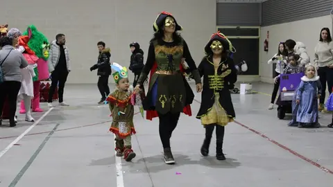 Batucada y concurso de disfraces de Carnaval en Fuensaldaña (09/16) | Valladolid Plural