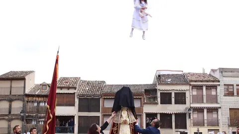 Procesión del Domingo de Resurrección y la Bajada del Ángel de Peñafiel (08/16) | Valladolid Plural