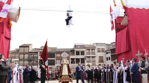 Procesión del Domingo de Resurrección y la Bajada del Ángel de Peñafiel (09/16) | Valladolid Plural