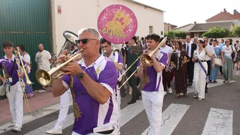 Pregón y desfile de carrozas de las Fiestas de San Juan de Santovenia (01/15) | Valladolid Plural