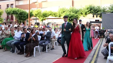 Pregón y desfile de carrozas de las Fiestas de San Juan de Santovenia (02/15) | Valladolid Plural