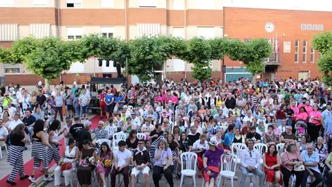 Pregón y desfile de carrozas de las Fiestas de San Juan de Santovenia (04/15) | Valladolid Plural