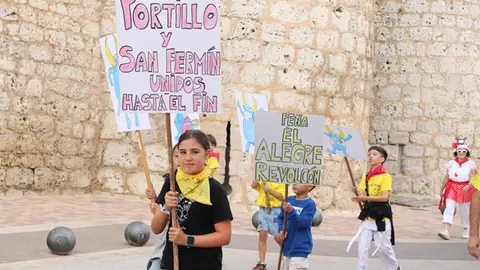 Desfile de peñas y pasacalles de San Fermín de las Fiestas de Portillo (05/15) | Valladolid Plural