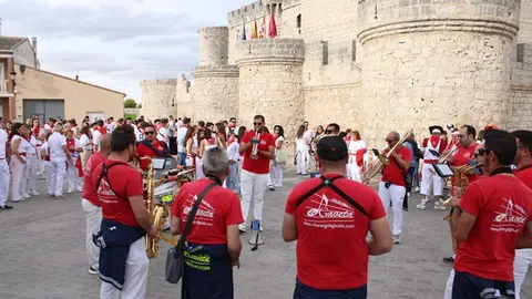 Desfile de peñas y pasacalles de San Fermín de las Fiestas de Portillo (06/15) | Valladolid Plural