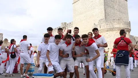 Desfile de peñas y pasacalles de San Fermín de las Fiestas de Portillo (07/15) | Valladolid Plural