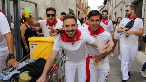 Desfile de peñas y pasacalles de San Fermín de las Fiestas de Portillo (14/15) | Valladolid Plural