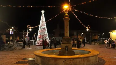 Encendido de luces, espectáculo piromusical y chocolatada en Fuensaldaña 2025 | Valladolid Plural