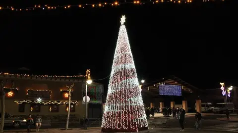 Encendido de luces, espectáculo piromusical y chocolatada en Fuensaldaña 2025 | Valladolid Plural