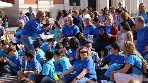 Celebración del acto del Día Mundial del Autismo en la Plaza Mayor de Valladolid | Valladolid Plural