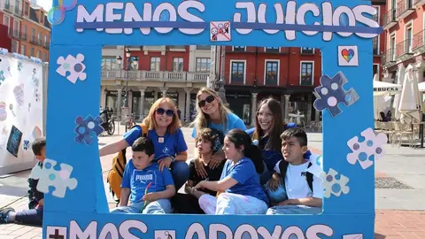 Celebración del acto del Día Mundial del Autismo en la Plaza Mayor de Valladolid | Valladolid Plural