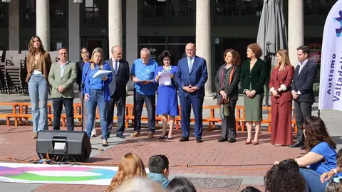 Celebración del acto del Día Mundial del Autismo en la Plaza Mayor de Valladolid | Valladolid Plural