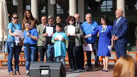 Celebración del acto del Día Mundial del Autismo en la Plaza Mayor de Valladolid | Valladolid Plural