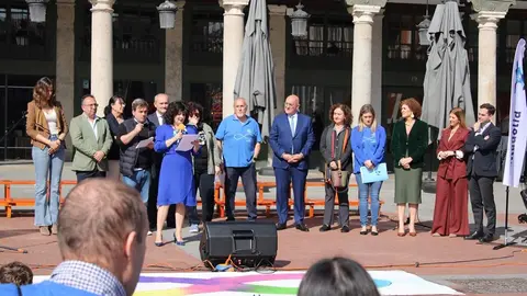 Celebración del acto del Día Mundial del Autismo en la Plaza Mayor de Valladolid | Valladolid Plural