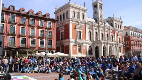 Celebración del acto del Día Mundial del Autismo en la Plaza Mayor de Valladolid | Valladolid Plural