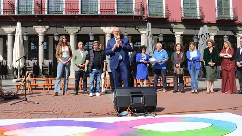 Celebración del acto del Día Mundial del Autismo en la Plaza Mayor de Valladolid | Valladolid Plural