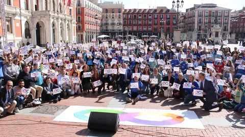 Celebración del acto del Día Mundial del Autismo en la Plaza Mayor de Valladolid | Valladolid Plural