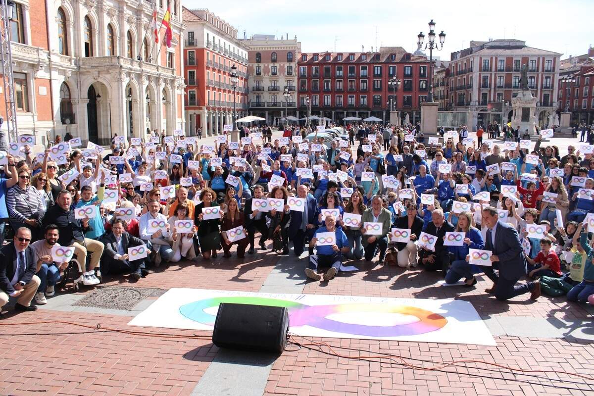 Celebracion acto Dia Mundial del Autismo Plaza Mayor Valladolid 2026 (11)