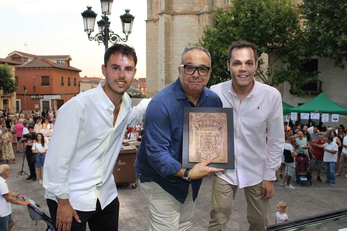 VÍDEO | Cigales conquista a los "amigos de la buena mesa" con su irresistible morcilla y su exquisito vino