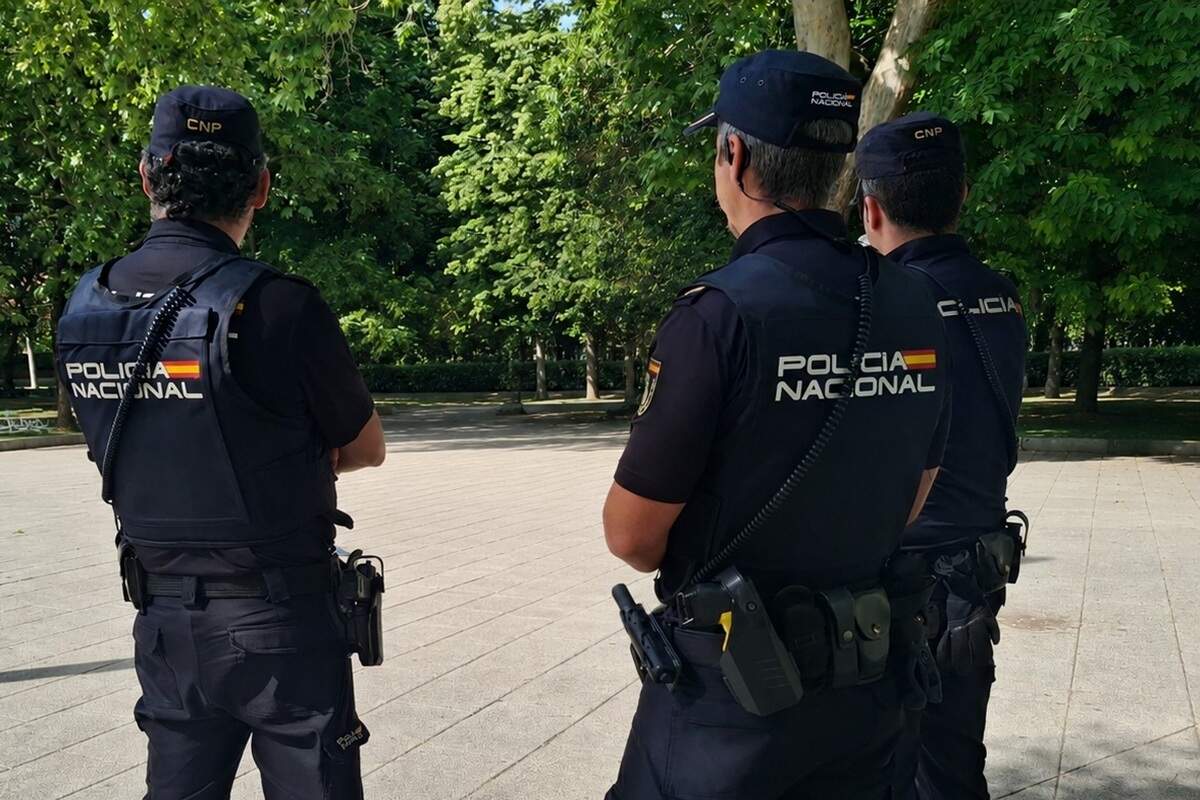 Una pareja se abalanza sobre los policías y les tira un patinete tras ser pillada haciendo un grafiti gigante en Las Delicias